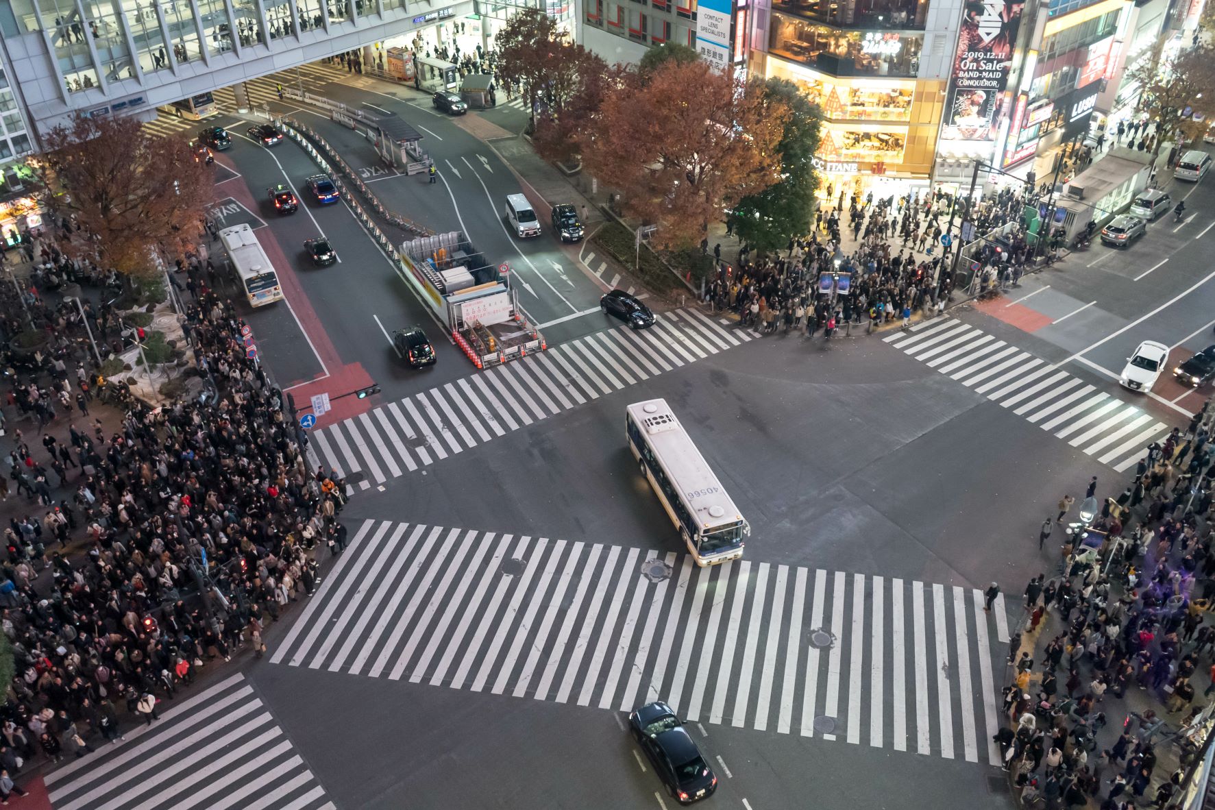 「渋谷ハロウィンの軽トラック横転はなぜ起こったか？」目撃者による心理分析
