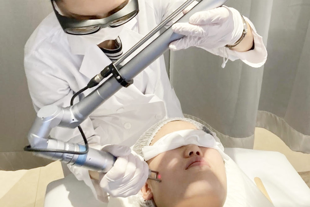 皮膚科専門医師によるレーザー照射